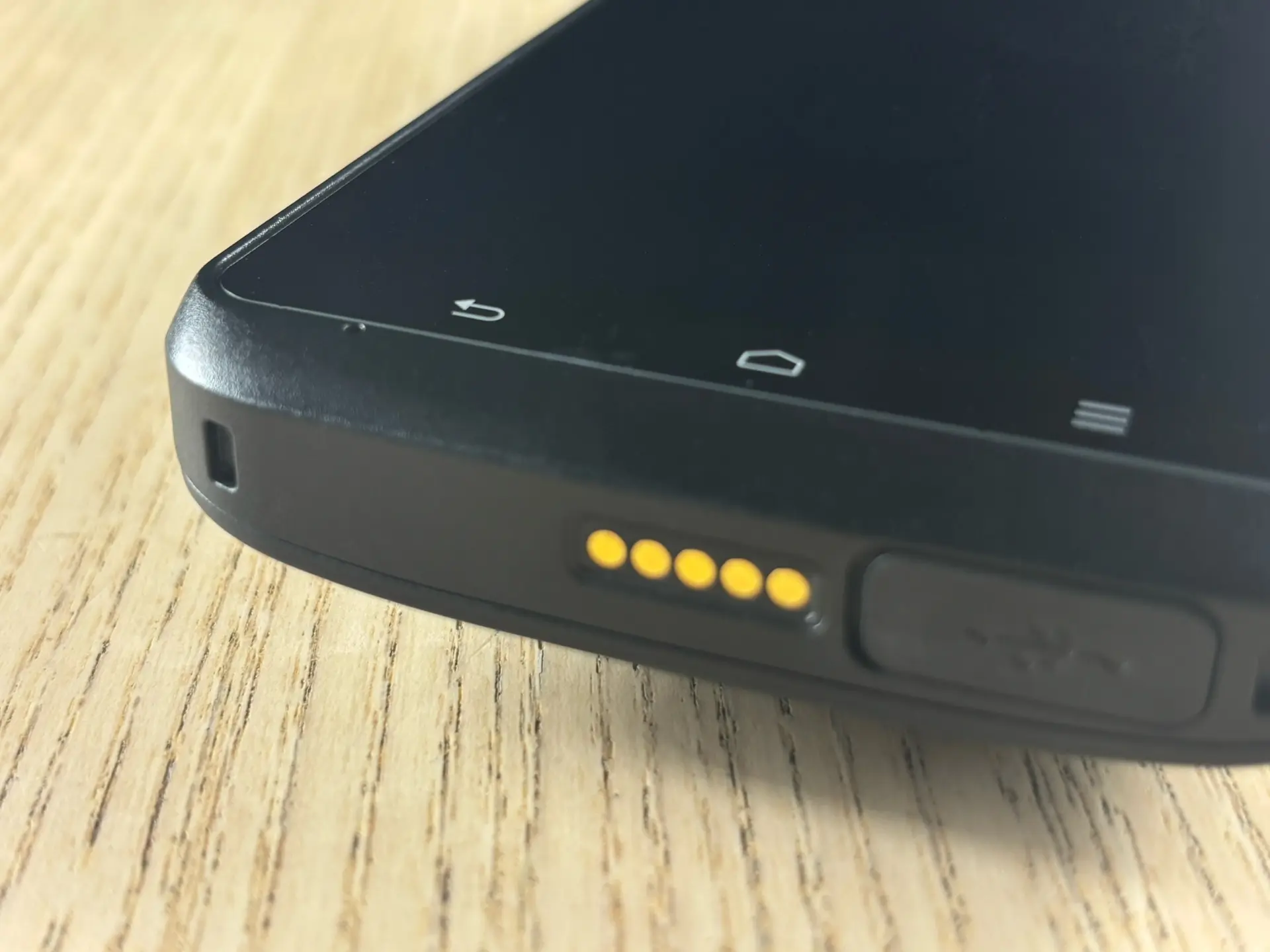 ТСД M3 Mobile SL20K можно заряжать через USB Type-C или с помощью кредлов.