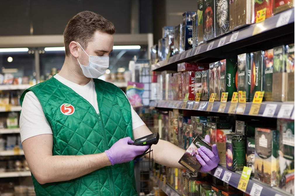 Бумажные ценники на полках продуктового магазина