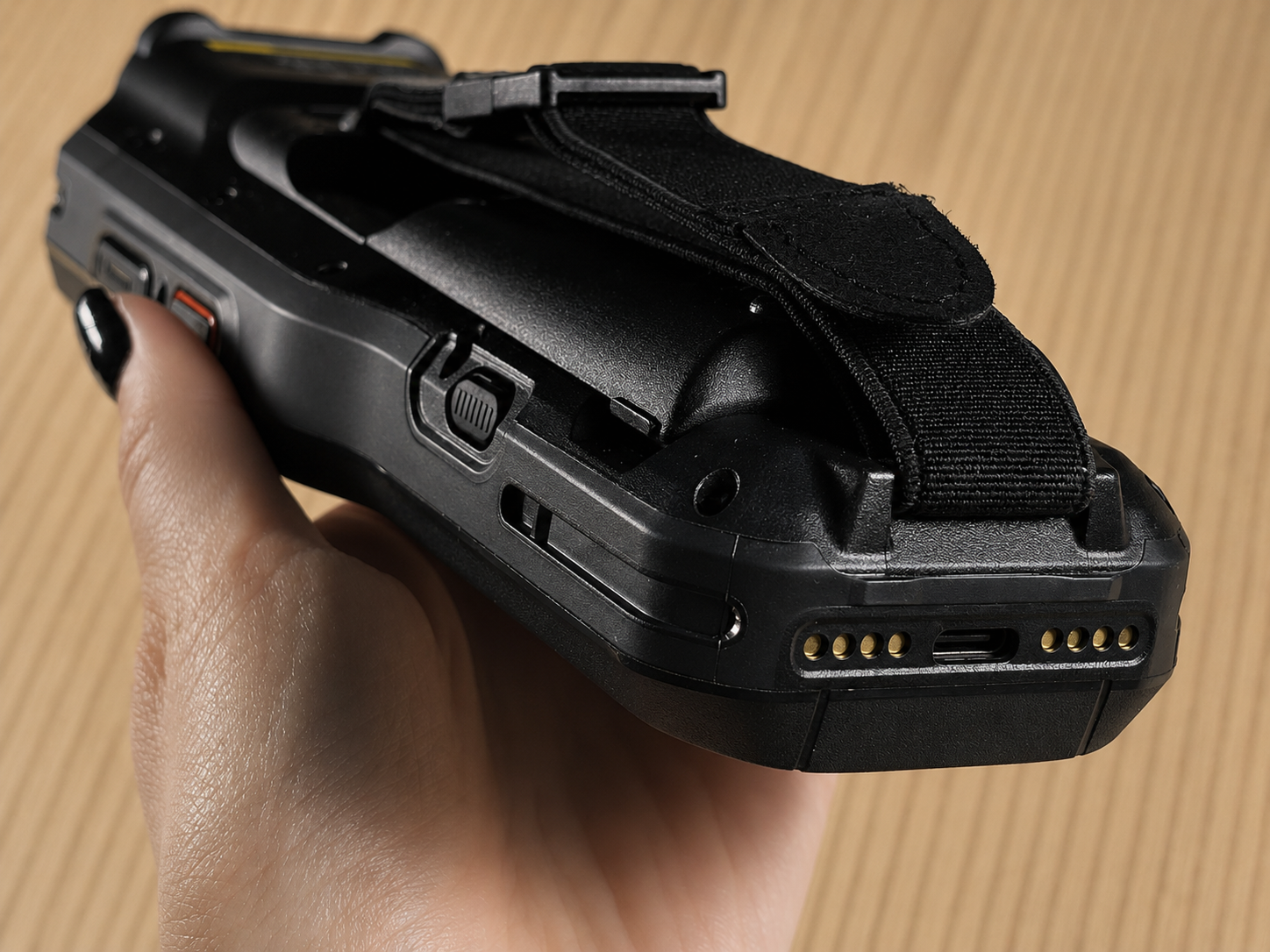 Заряжать терминал Urovo RT40S можно тремя способами: через USB Type-C, через кредл и отдельно сняв аккумулятор.