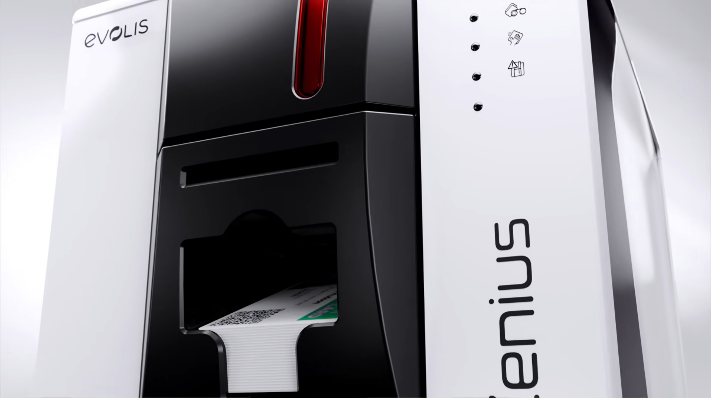 Выходной лоток принтера Evolis Zenius 2 с готовыми картами.